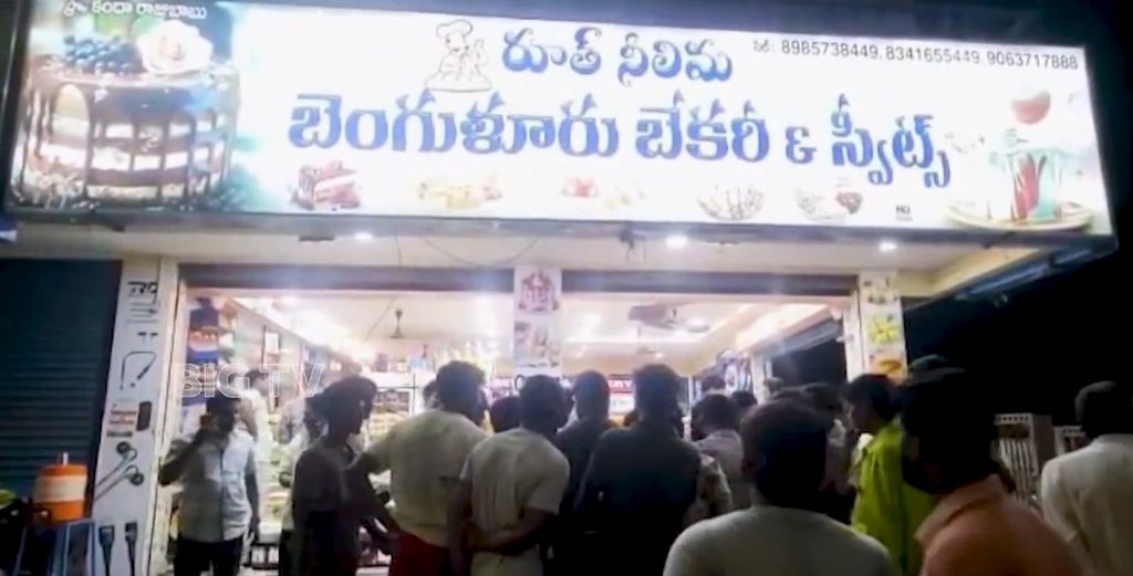 పిఠాపురం బేకరీలో పురుగుల బిస్కెట్లు..